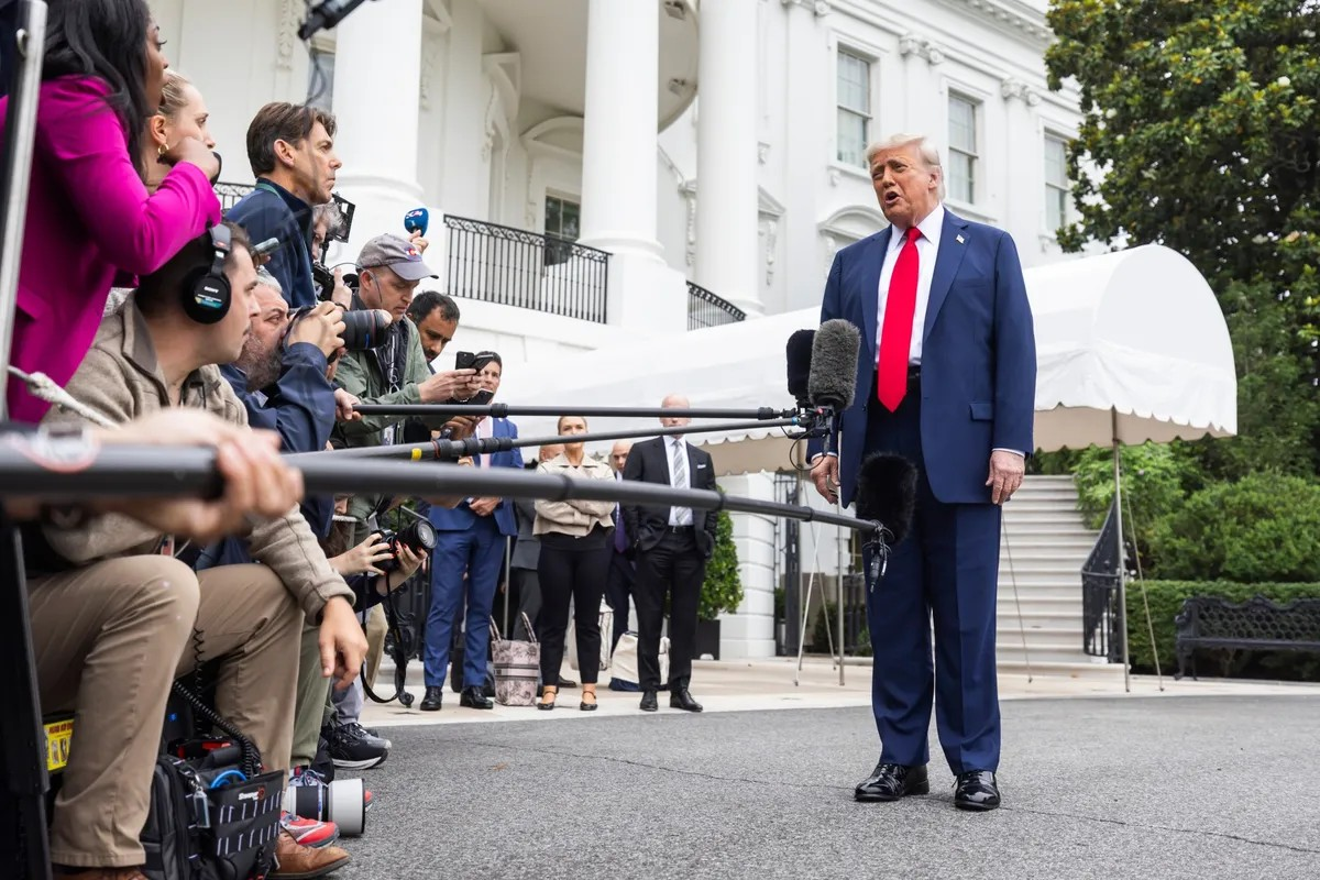 Tổng thống Trump ra mắt smartphone 499 USD và gói cước di động