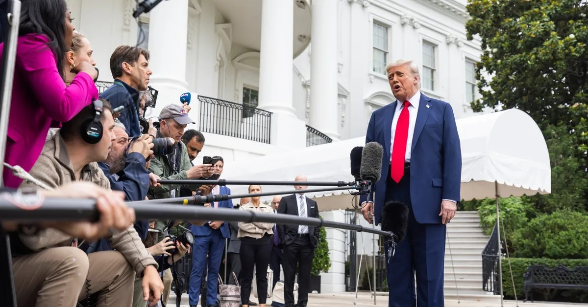 Tổng thống Trump ra mắt smartphone 499 USD và gói cước di động