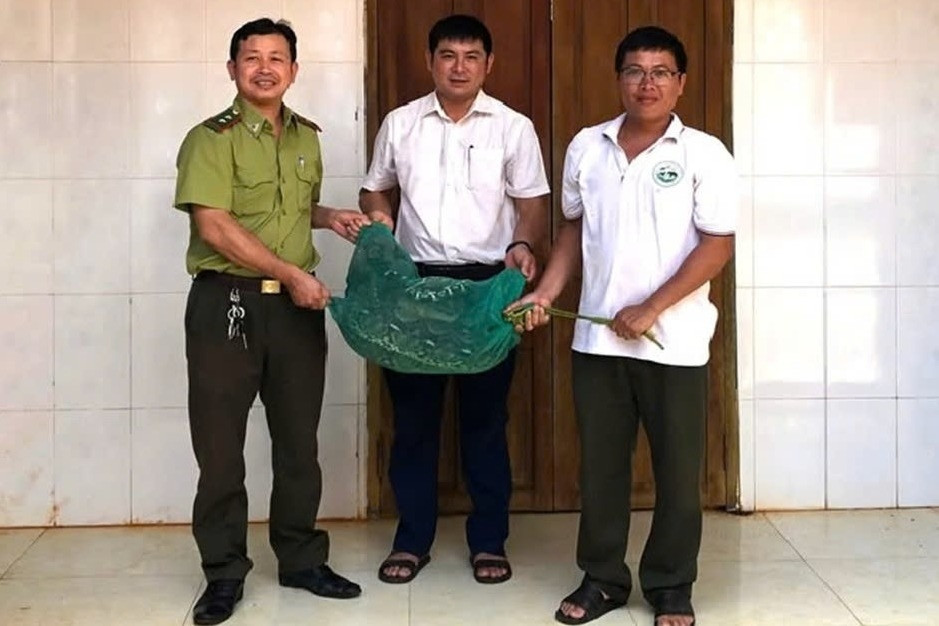 Trăn gấm 'khủng' bò vào bắt gà, chủ nhà hô hoán người dân vây bắt