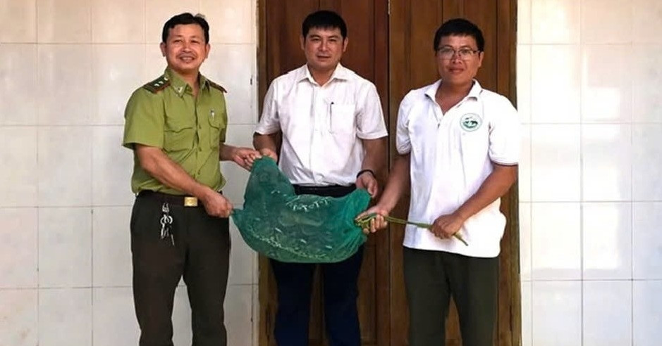 Trăn gấm 'khủng' bò vào bắt gà, chủ nhà hô hoán người dân vây bắt