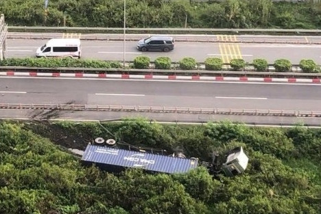 Xe container văng khỏi cao tốc TPHCM - Long Thành - Dầu Giây, tài xế hoảng loạn rời cabin