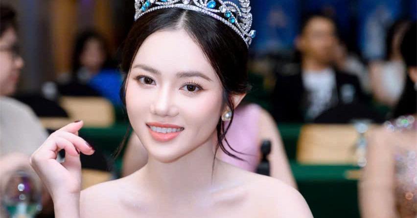 Á hậu Ý Nhi vai trần gợi cảm