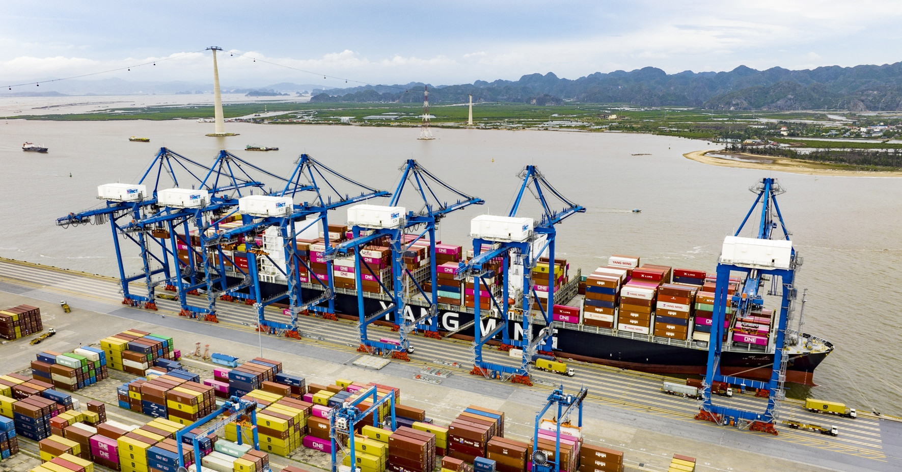 Bên trong cảng container quốc tế hơn 6.000 tỷ đồng mới tinh ở Hải Phòng