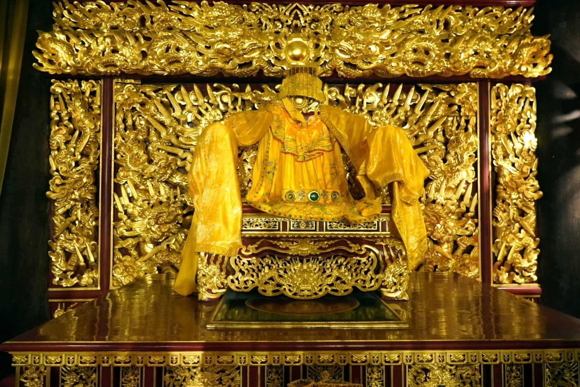 Chiêm ngưỡng chính điện dát vàng ở khu di tích lịch sử Lam Kinh