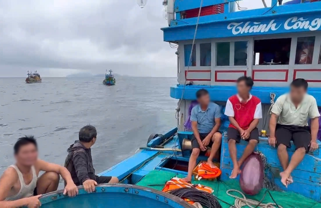 Chìm tàu cá, thuyền trưởng và 10 ngư dân cầu cứu khẩn cấp