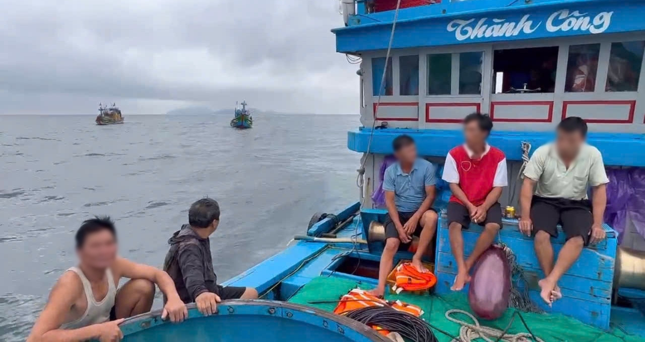 Chìm tàu cá, thuyền trưởng và 10 ngư dân cầu cứu khẩn cấp