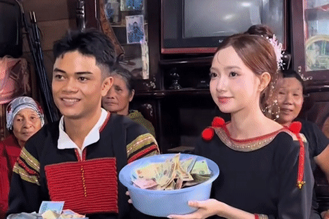 Cô dâu Ê Đê cùng nhà gái đi rước rể, nhan sắc xinh đẹp gây sốt mạng