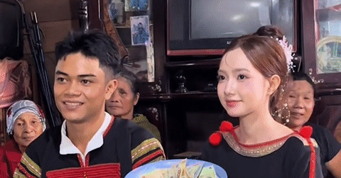 Cô dâu Ê Đê cùng nhà gái đi rước rể, nhan sắc xinh đẹp gây sốt mạng
