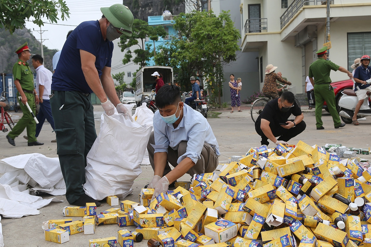 Công an trích xuất camera tìm chủ nhân nghìn hộp thực phẩm đổ đống ở bãi rác