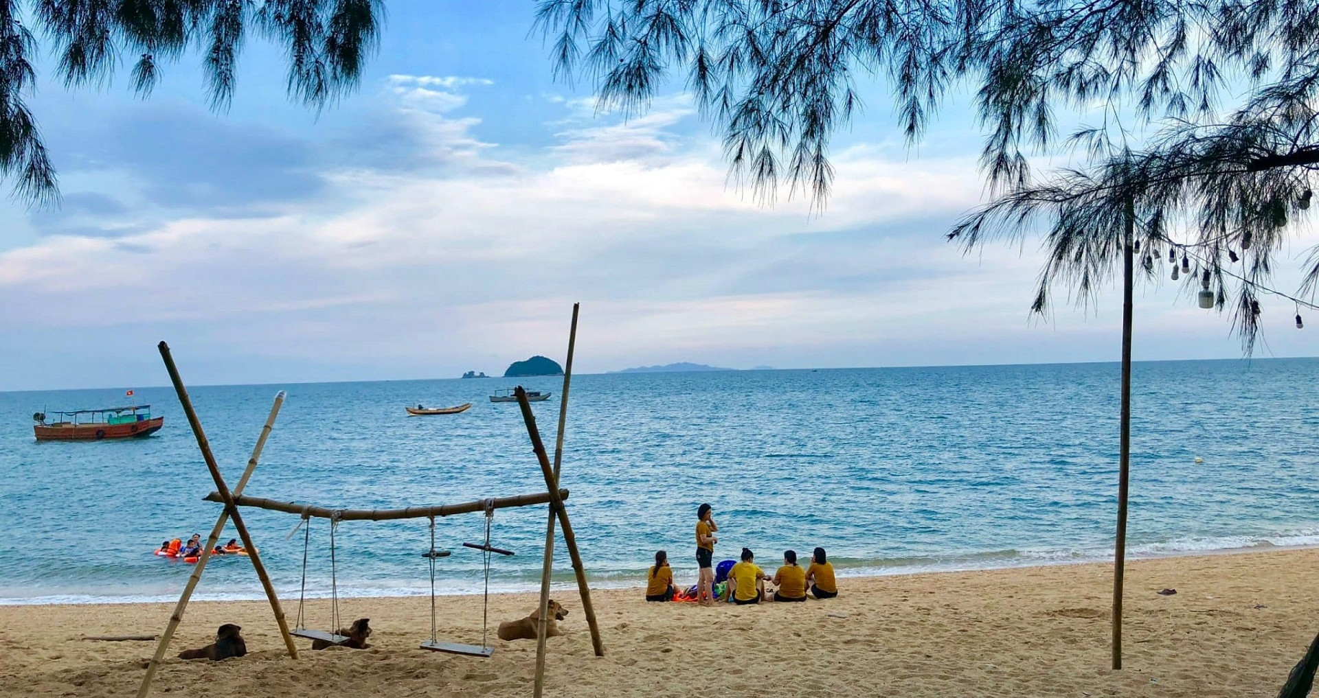 Du lịch hè ở hòn đảo xanh mướt cách Hà Nội chưa tới 300km, ăn đặc sản tên lạ