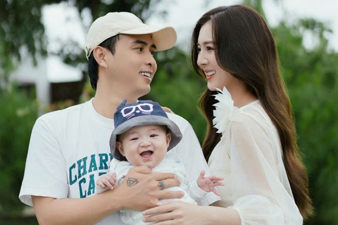 Hồ Quang Hiếu an yên bên vợ trẻ kém 17 tuổi, NSND Lan Hương đắt show