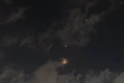 Iran tiếp tục phóng tên lửa vào Israel, sẵn sàng tấn công căn cứ Mỹ