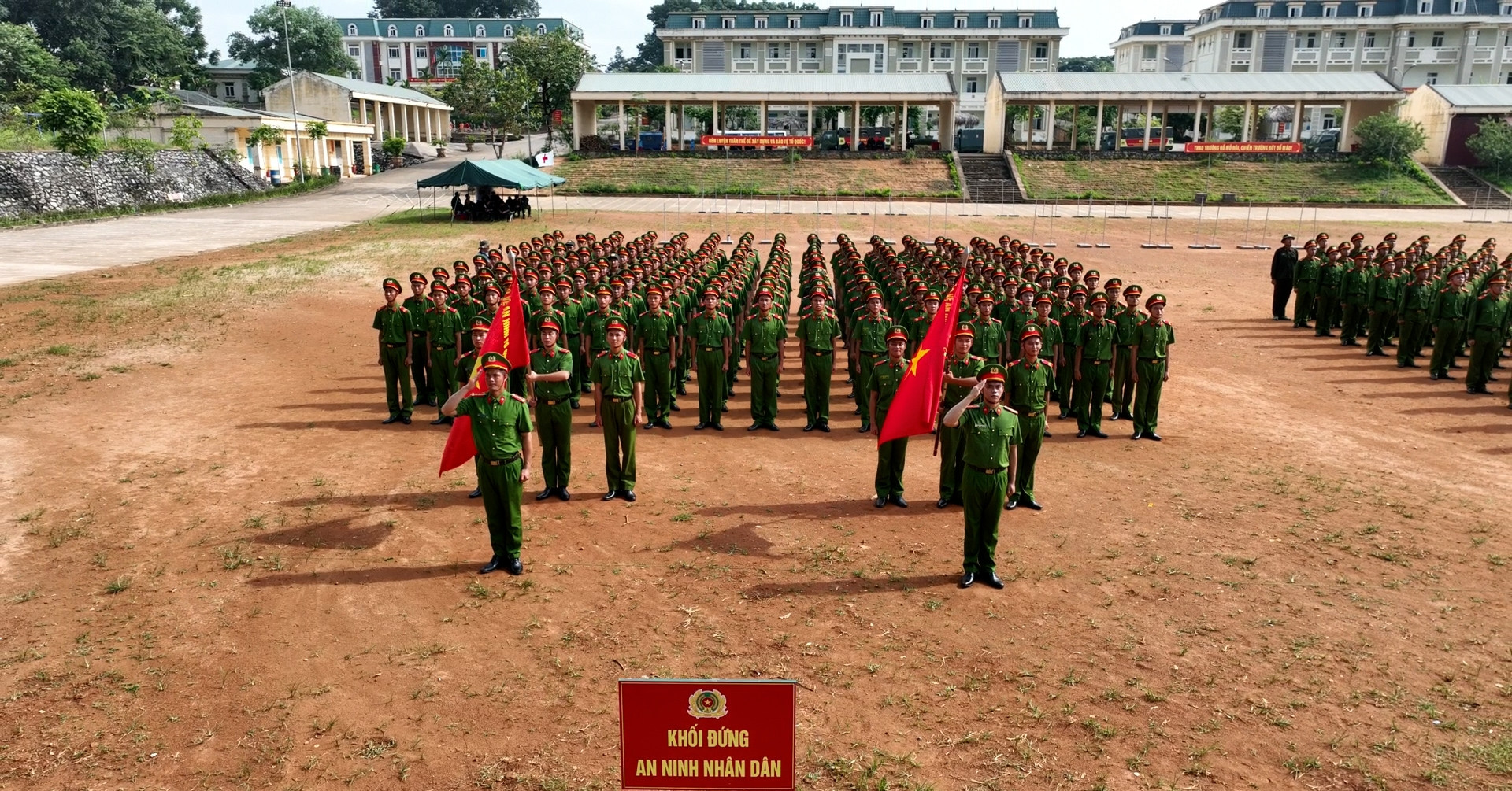 Khối đứng Công an phơi mình dưới nắng gắt, nén đau rèn thể lực, luyện ý chí