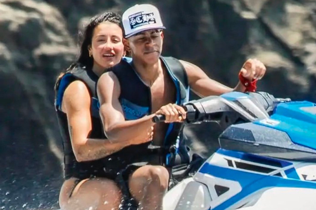 Lamine Yamal 'cưa đổ' nữ tiếp viên hàng không hơn mình 13 tuổi