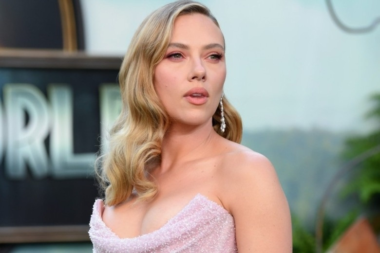 Mỹ nhân sexy nhất thế giới khoe thân hình như tạc tượng trên thảm đỏ ở tuổi 41