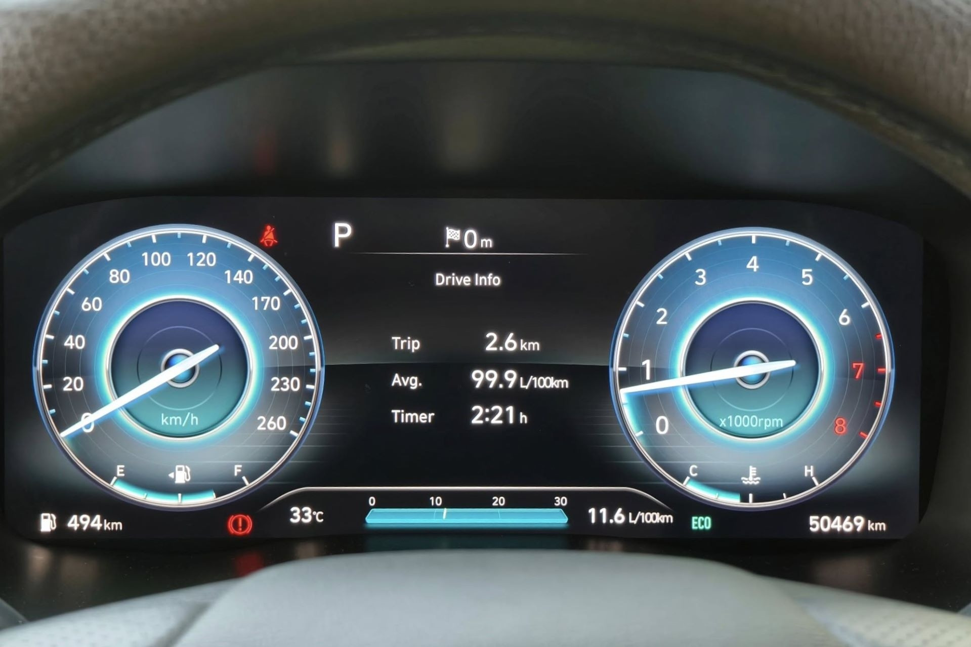 Ngủ trong ô tô khi động cơ chạy không tải: Xăng tốn nhiều đến mức nào?