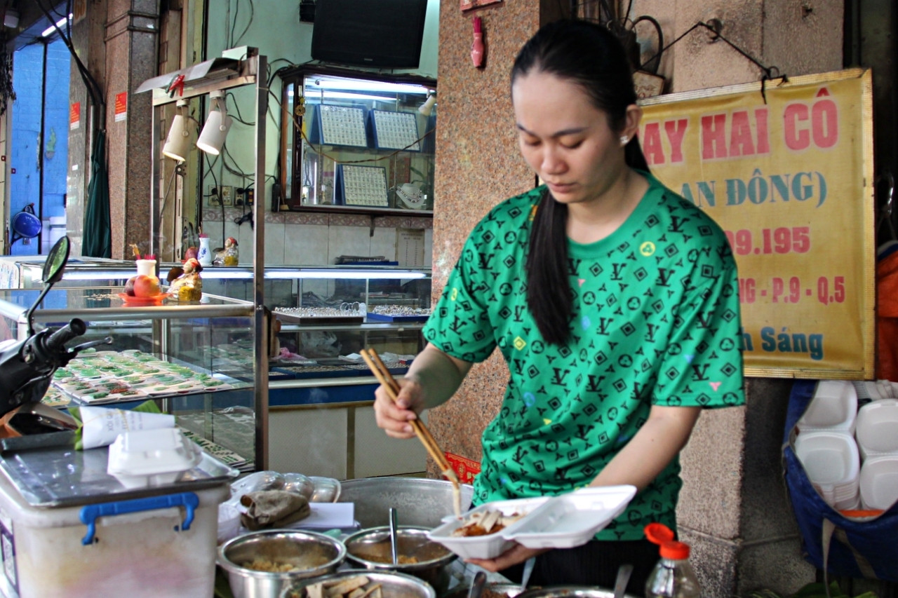 Quán xôi mẹ truyền con nối, nổi tiếng gần 50 năm ở TPHCM nhờ nước xốt bí truyền