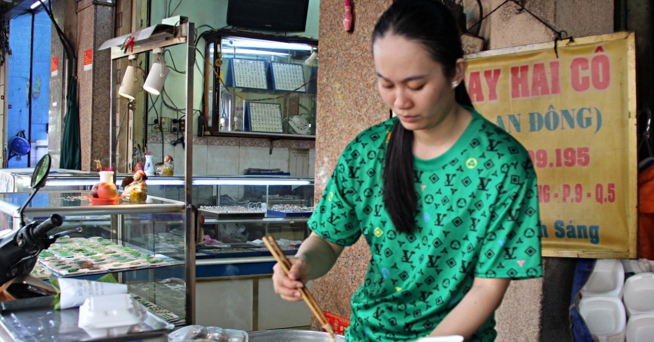 Quán xôi mẹ truyền con nối, nổi tiếng gần 50 năm ở TPHCM nhờ nước xốt bí truyền
