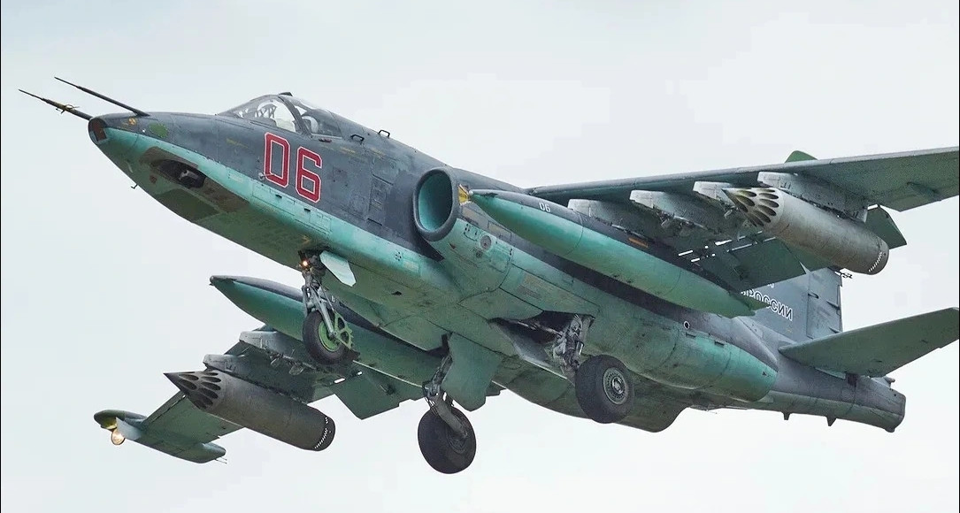 Máy bay cường kích Su-25 Nga 'ra đòn' tiêu diệt xe bọc thép Ukraine