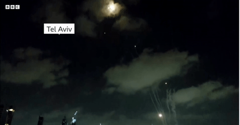 Tên lửa 'xuyên thủng' bầu trời Israel trong đợt tấn công dữ dội nhất của Iran