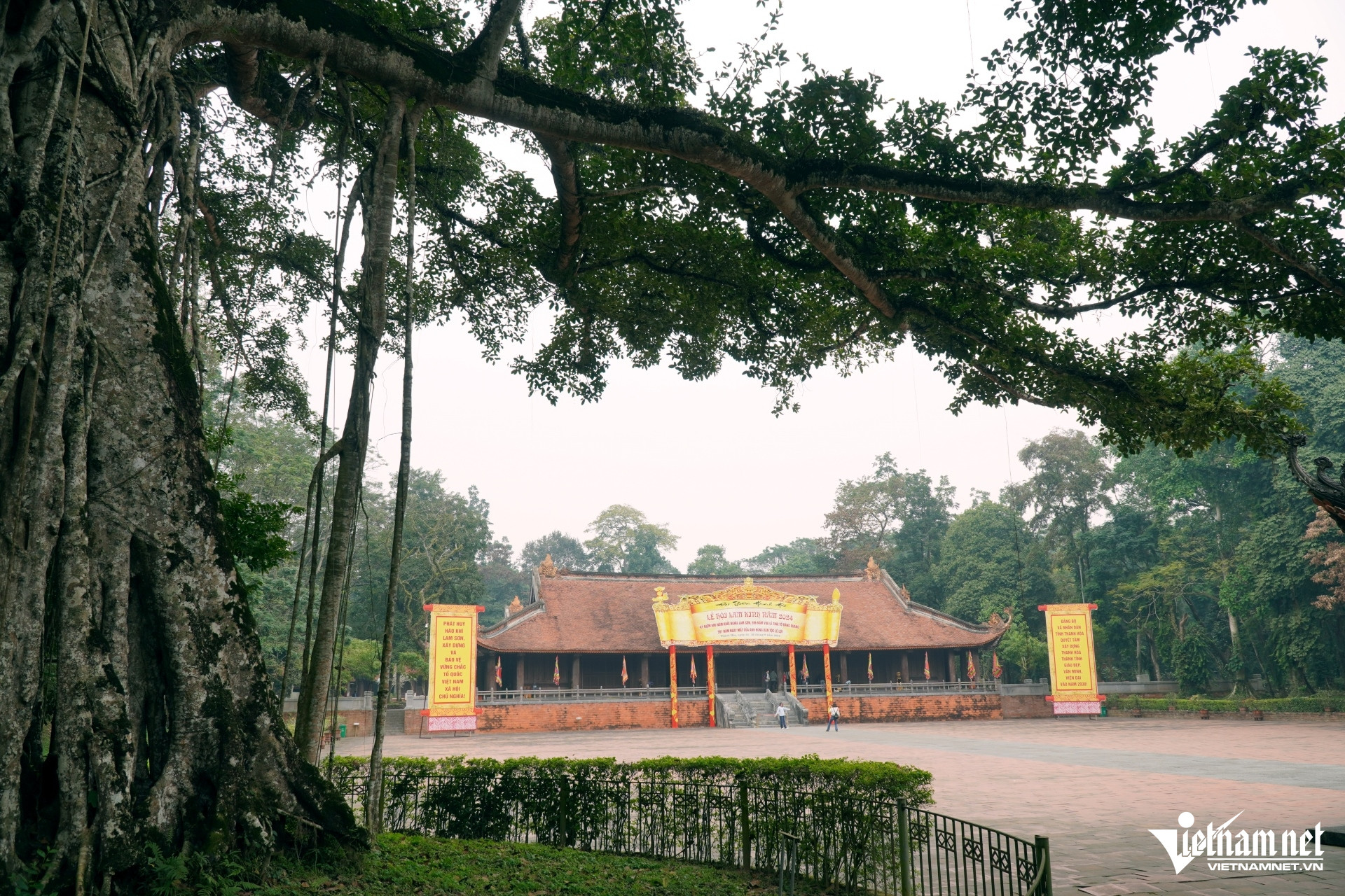 W-a1Chiêm ngưỡng chính điện dát vàng.JPG.jpg