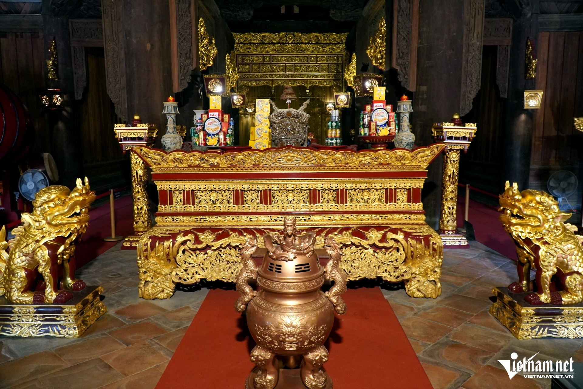 W-a5Chiêm ngưỡng chính điện dát vàng.JPG.jpg