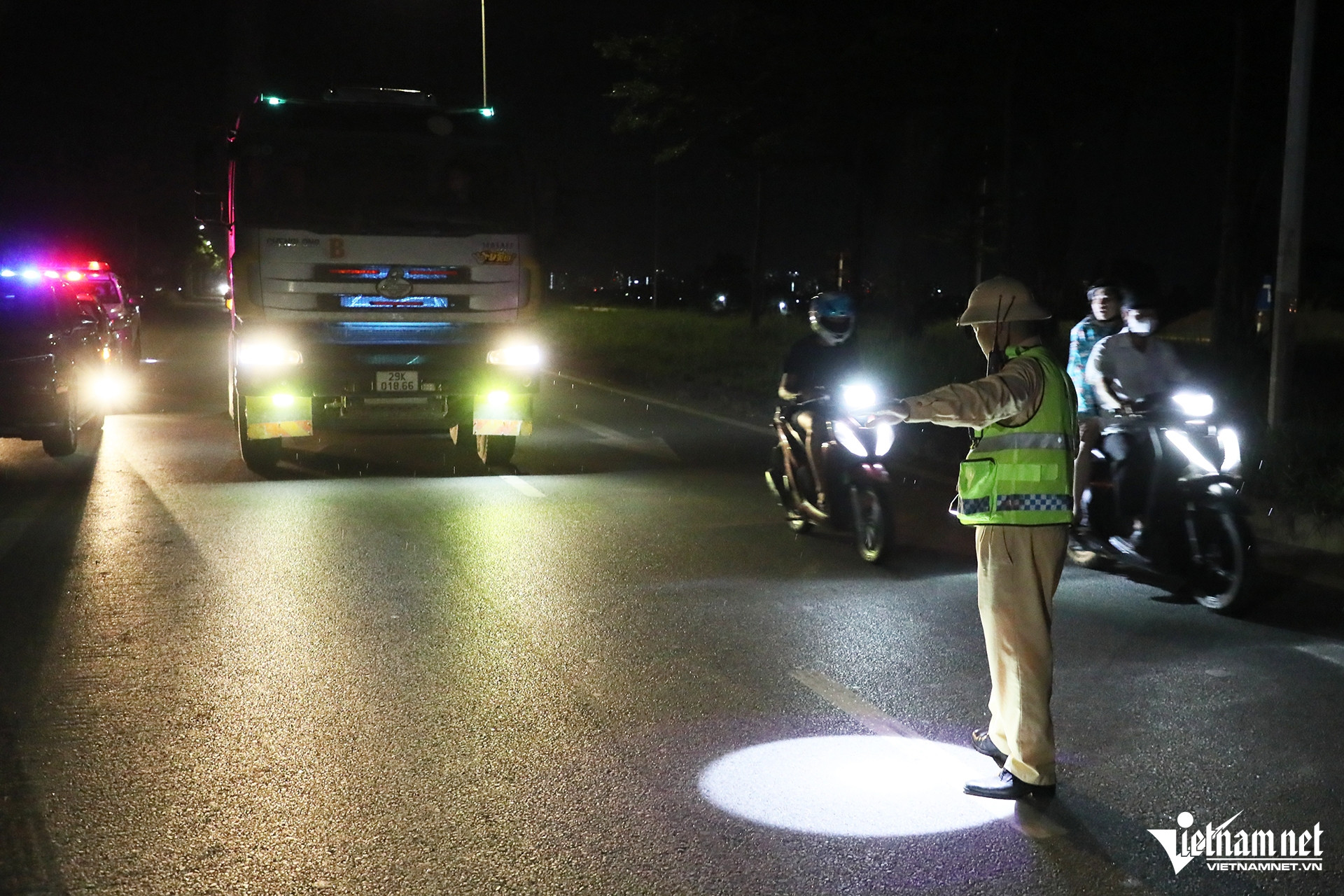 W-xu ly xe qua tai ban dem 2.JPG.jpg