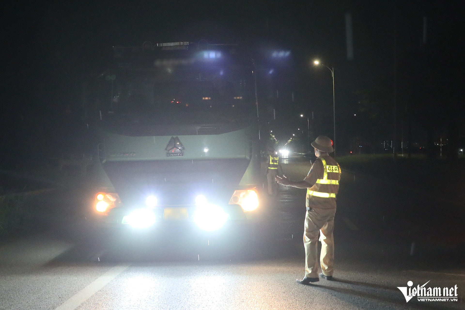 W-xu ly xe qua tai ban dem.JPG.jpg