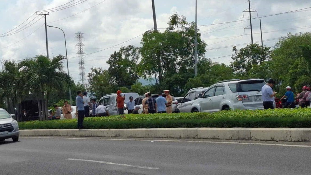 6 ô tô va chạm liên hoàn trên quốc lộ 51, lối ra TP Vũng Tàu ùn tắc.jpg