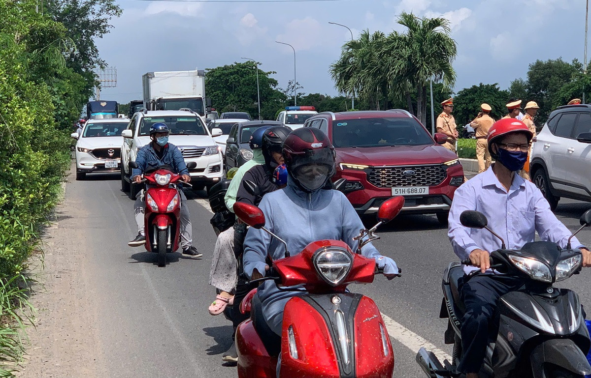 6 ô tô va chạm liên hoàn trên quốc lộ 51, lối ra TP Vũng Tàu ùn tắc...jpg