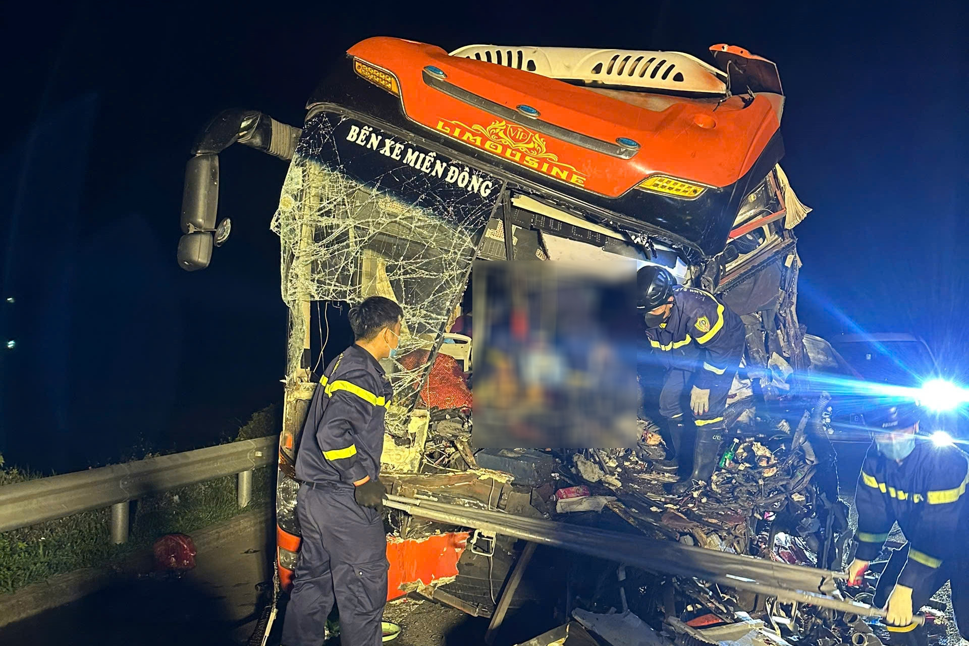 Bản tin sáng 19/6: Xe khách tông xe tải dừng trên cao tốc, 11 người thương vong