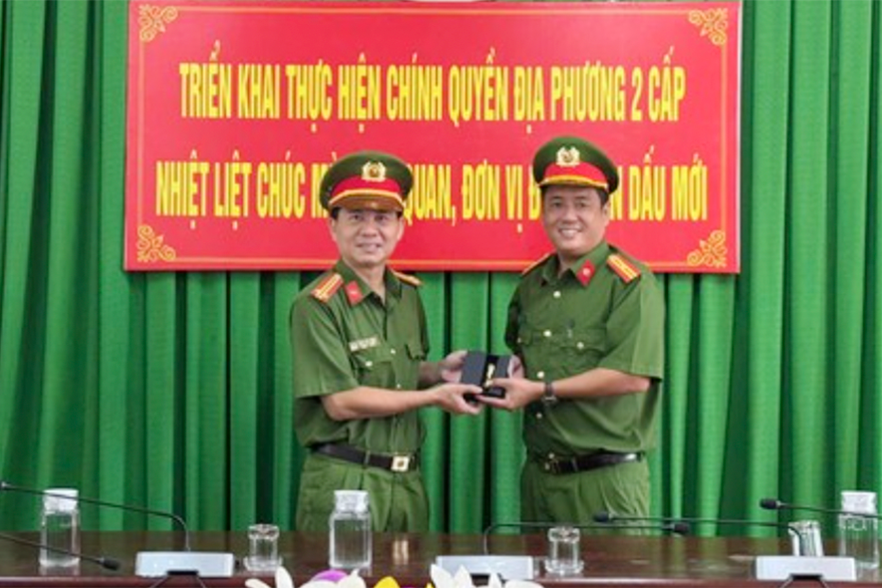 Công an TPHCM bàn giao con dấu mới để vận hành chính quyền 2 cấp từ 1/7