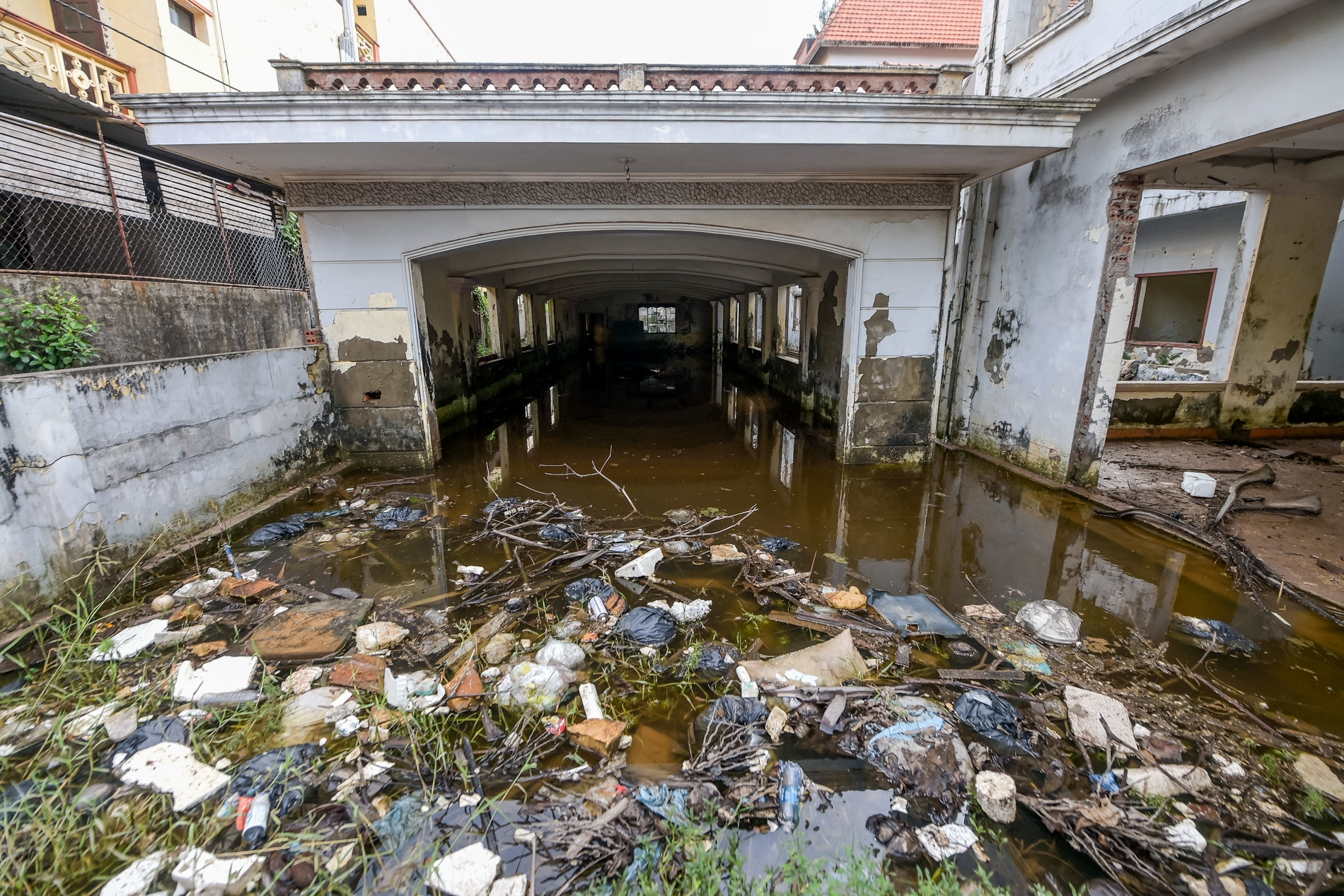 Cảnh khác lạ chưa từng có ở Quất Lâm: Loạt khách sạn, nhà nghỉ bỏ hoang đến mục nát