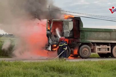 Clip đầu ô tô tải bất ngờ bốc cháy dữ dội khi đang lưu thông trên đường