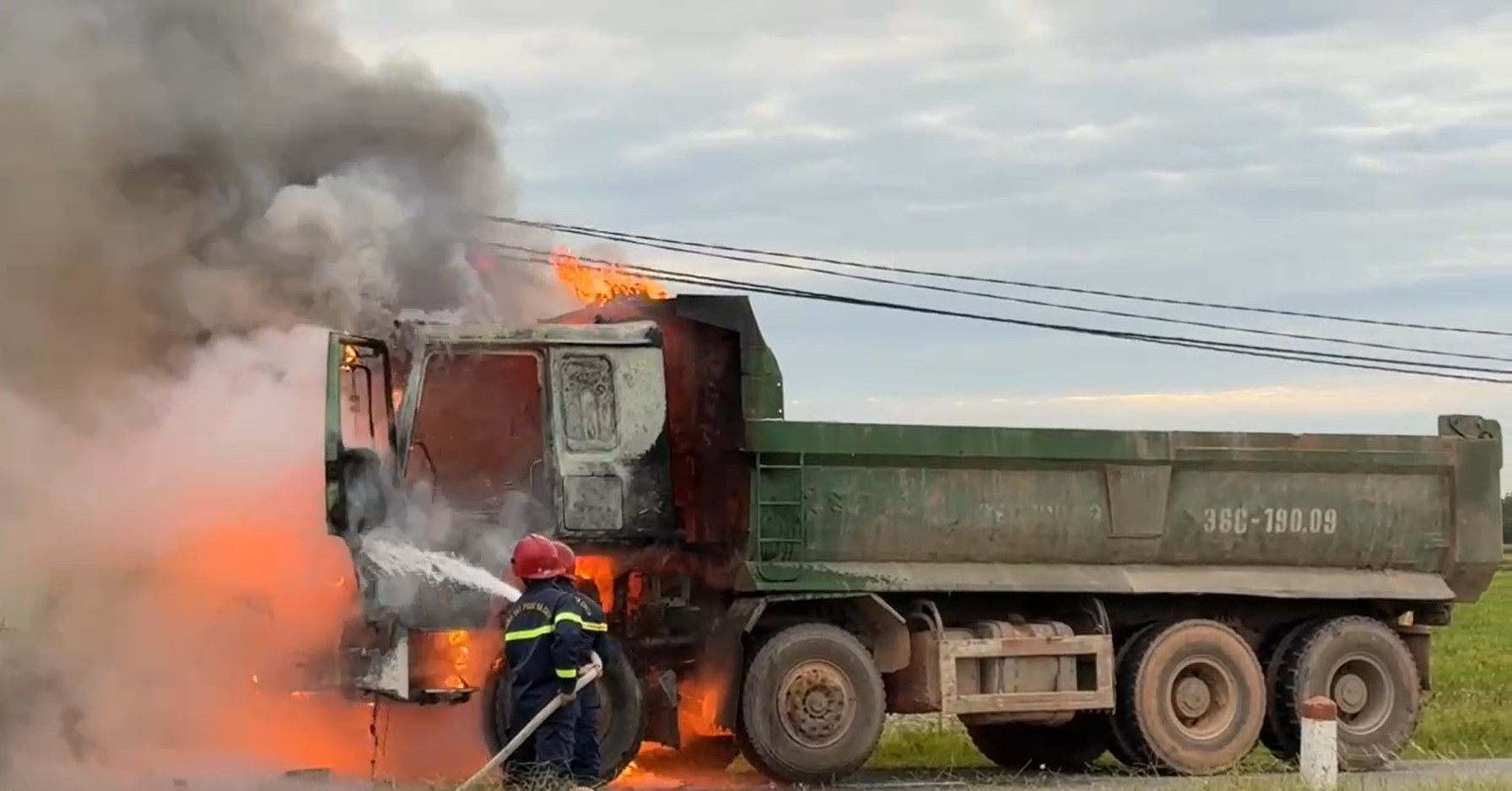 Clip đầu ô tô tải bất ngờ bốc cháy dữ dội khi đang lưu thông trên đường
