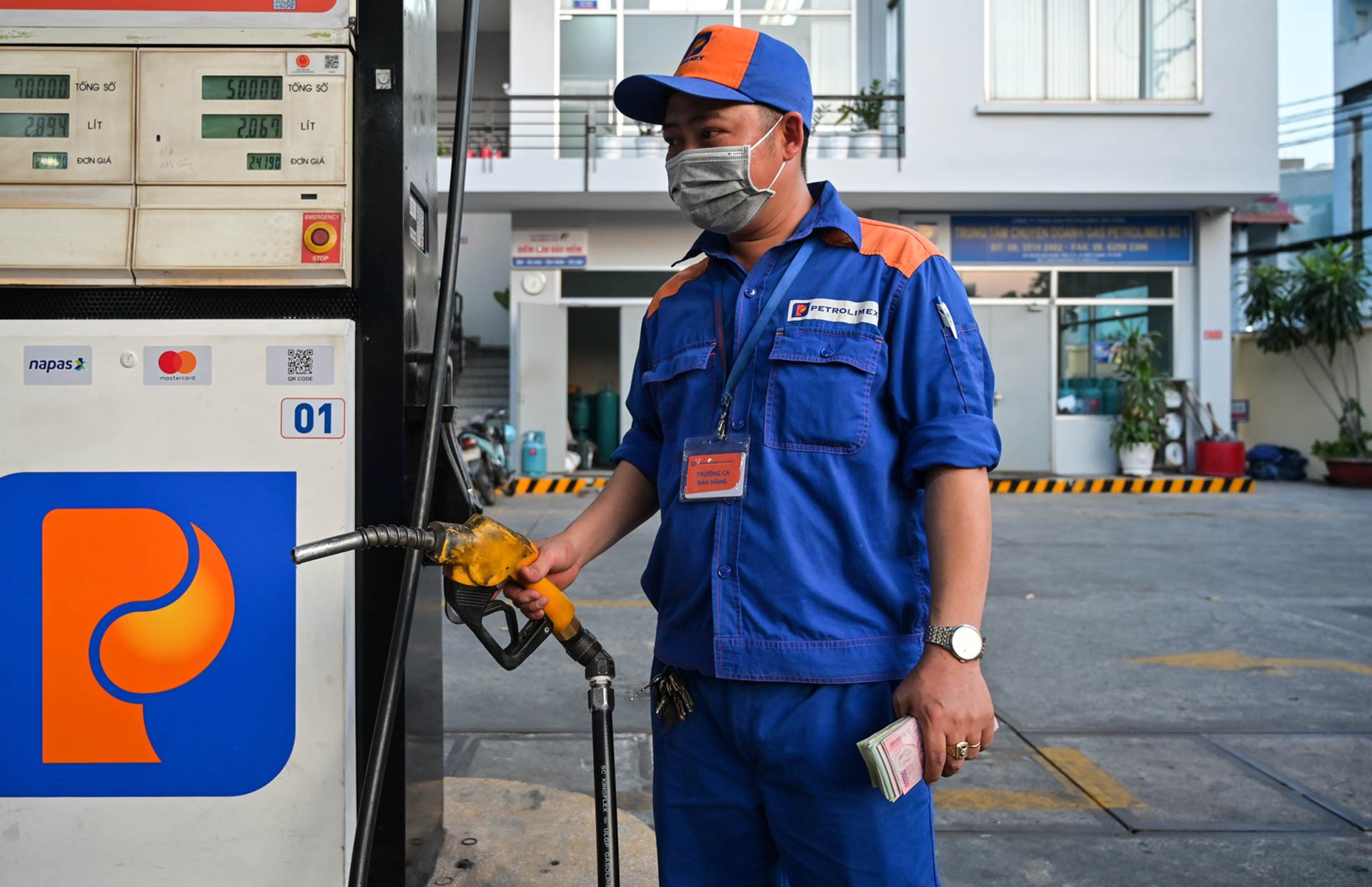 gia xang nguyen hue 77087.jpg