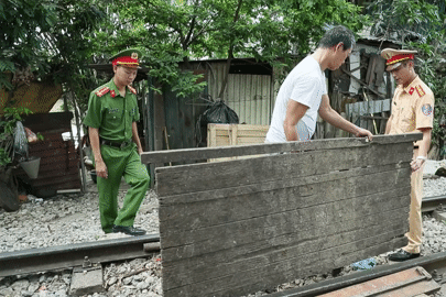 Giải toả đoạn đường người dân kê bê tông, đặt tấm gỗ 