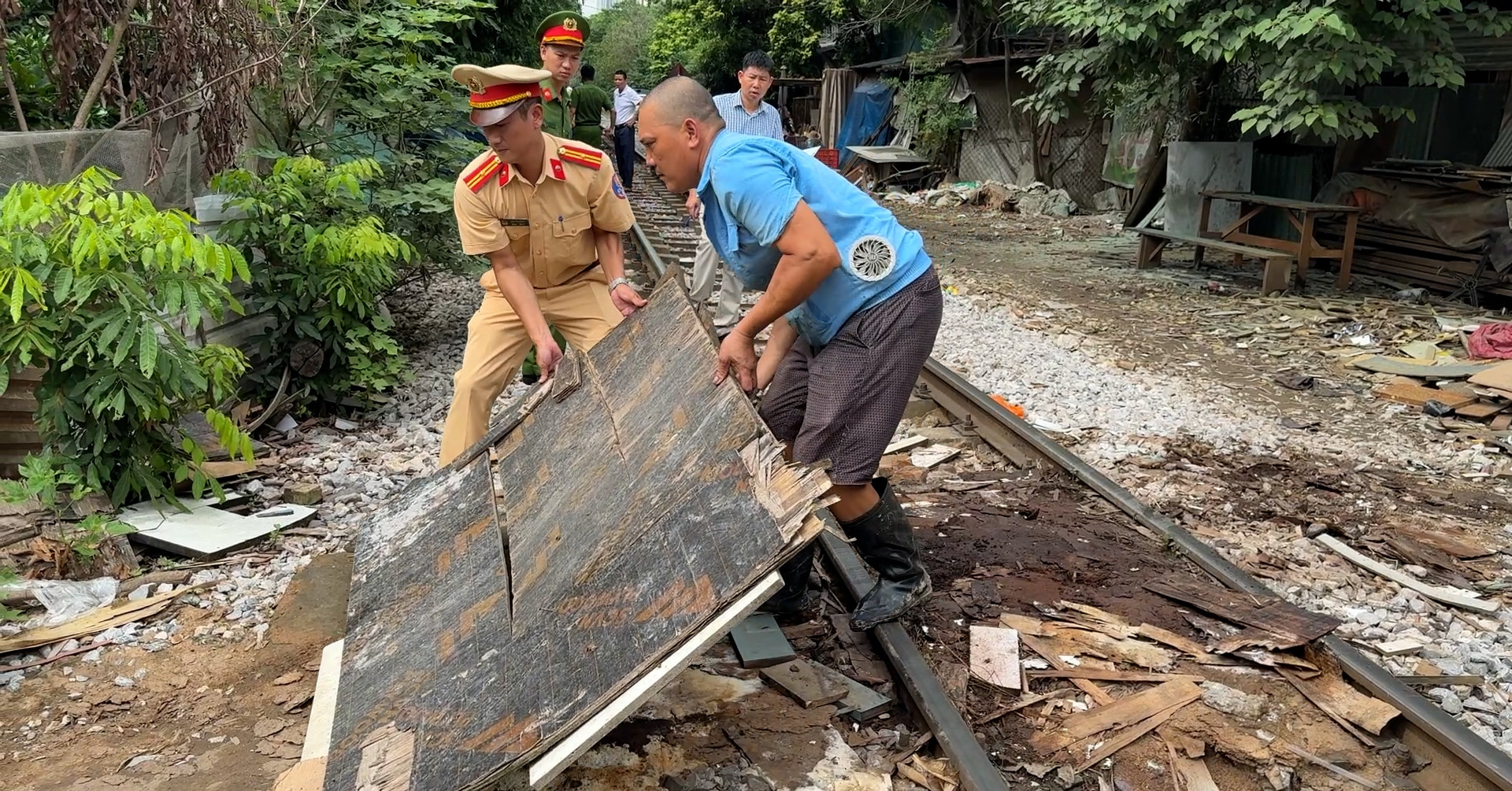 Giải toả đoạn đường người dân kê bê tông, đặt tấm gỗ cản trở tàu hoả