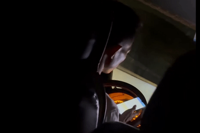 Thót tim cảnh tài xế xe khách đi cả 100km/h vẫn cầm điện thoại nhắn tin