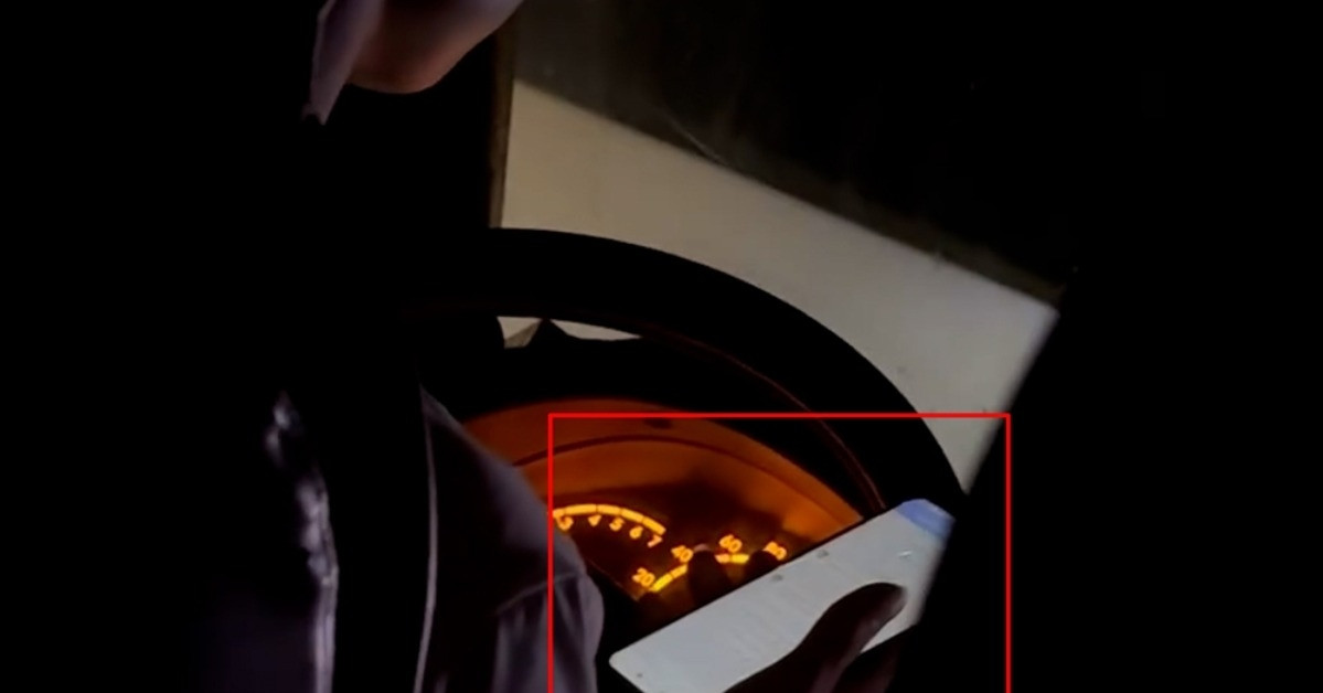 Thót tim cảnh tài xế xe khách đi cả 100km/h vẫn cầm điện thoại nhắn tin