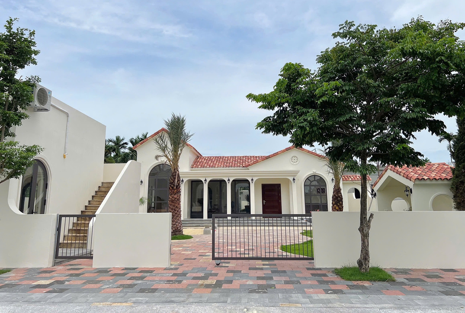 Khó mua nhà Hà Nội, vợ chồng trẻ cầm tiền tỷ về quê tậu đất, dựng căn nhà đẹp mê