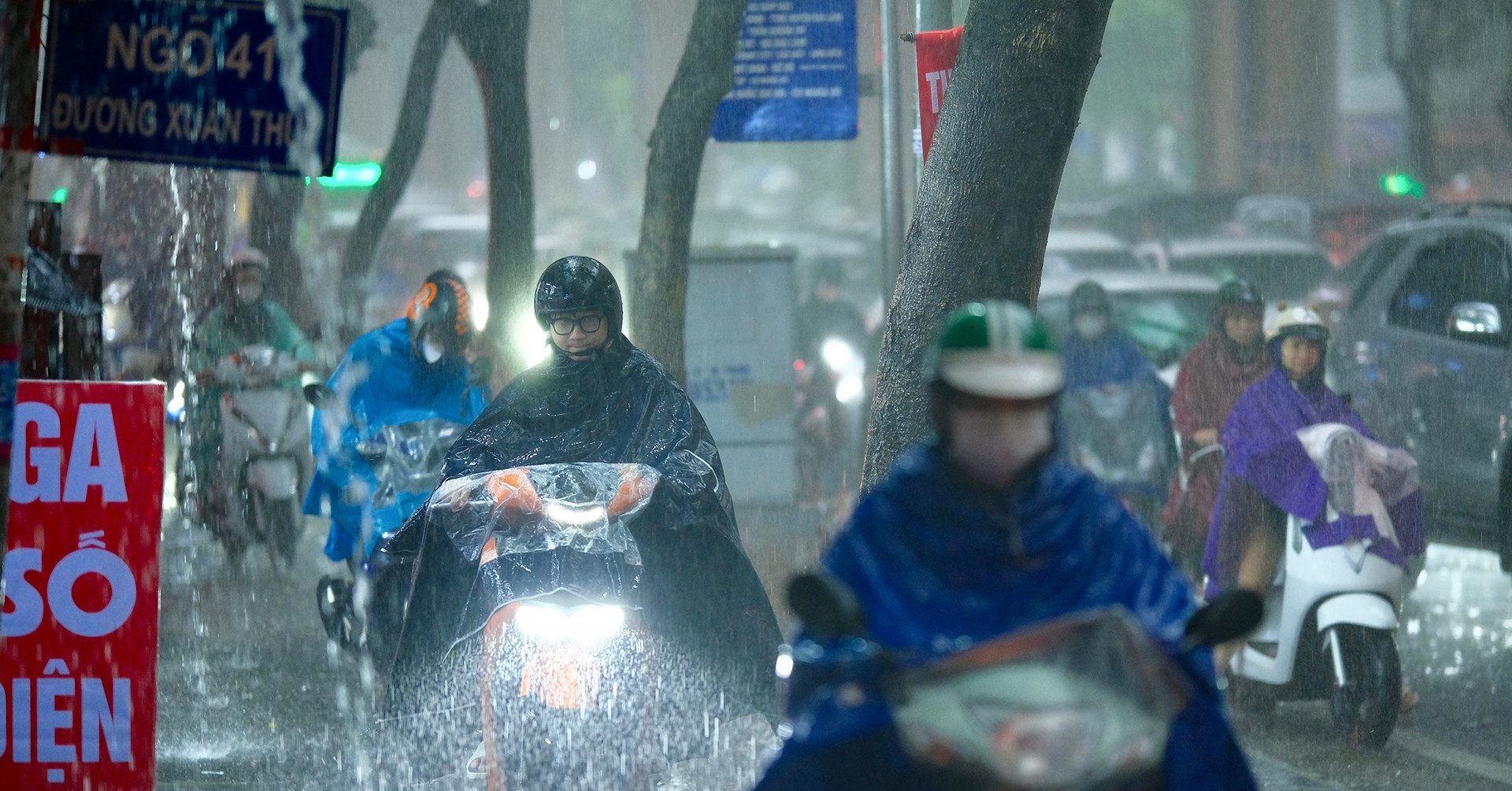 Miền Bắc mưa lớn như trút, vùng tâm điểm có thể 100mm trong 3 giờ