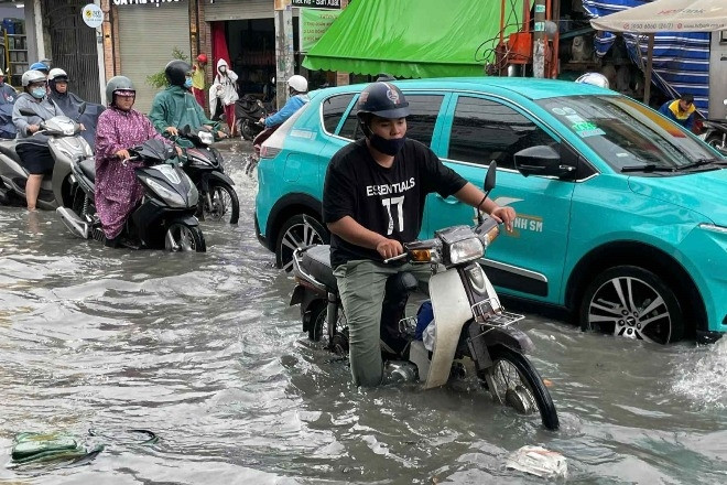 Ngập nặng do mưa như trút nước, người dân TPHCM rối bời về nhà giờ cao điểm