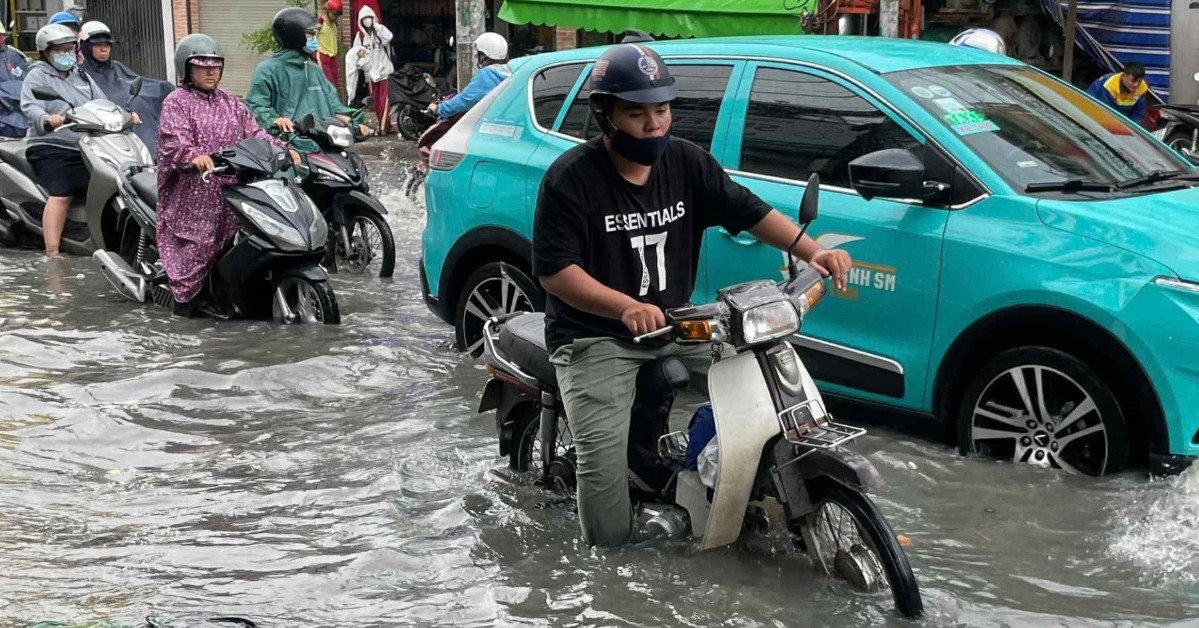 Ngập nặng do mưa như trút nước, người dân TPHCM rối bời về nhà giờ cao điểm