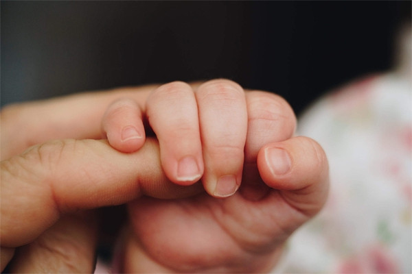 Ôm con 1 tháng tuổi đi cấp cứu, phát hiện trẻ xuất huyết não kèm đái tháo đường