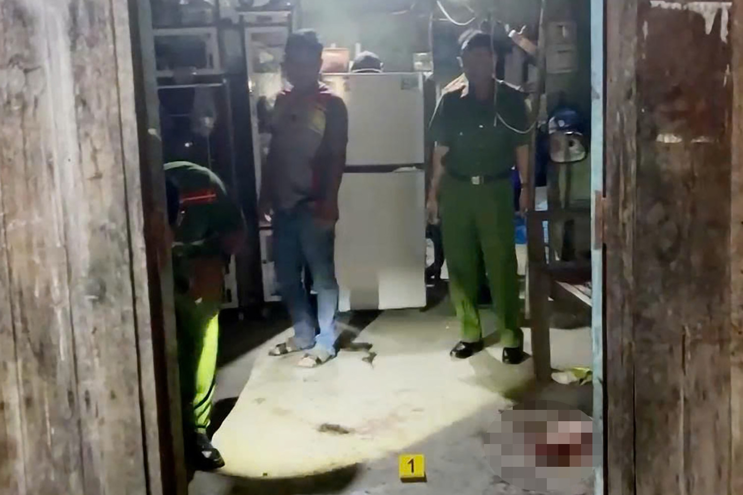 Sau va chạm với chó nhà hàng xóm, nam thanh niên dùng búa sát hại 2 cha con