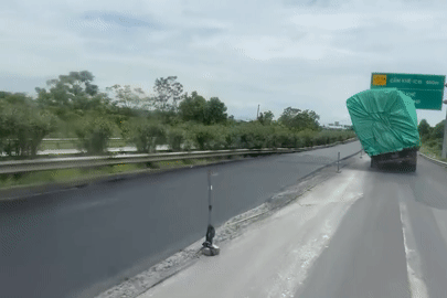 Tài xế điều khiển xe tải chở hàng 'như sắp đổ' đi trên cao tốc