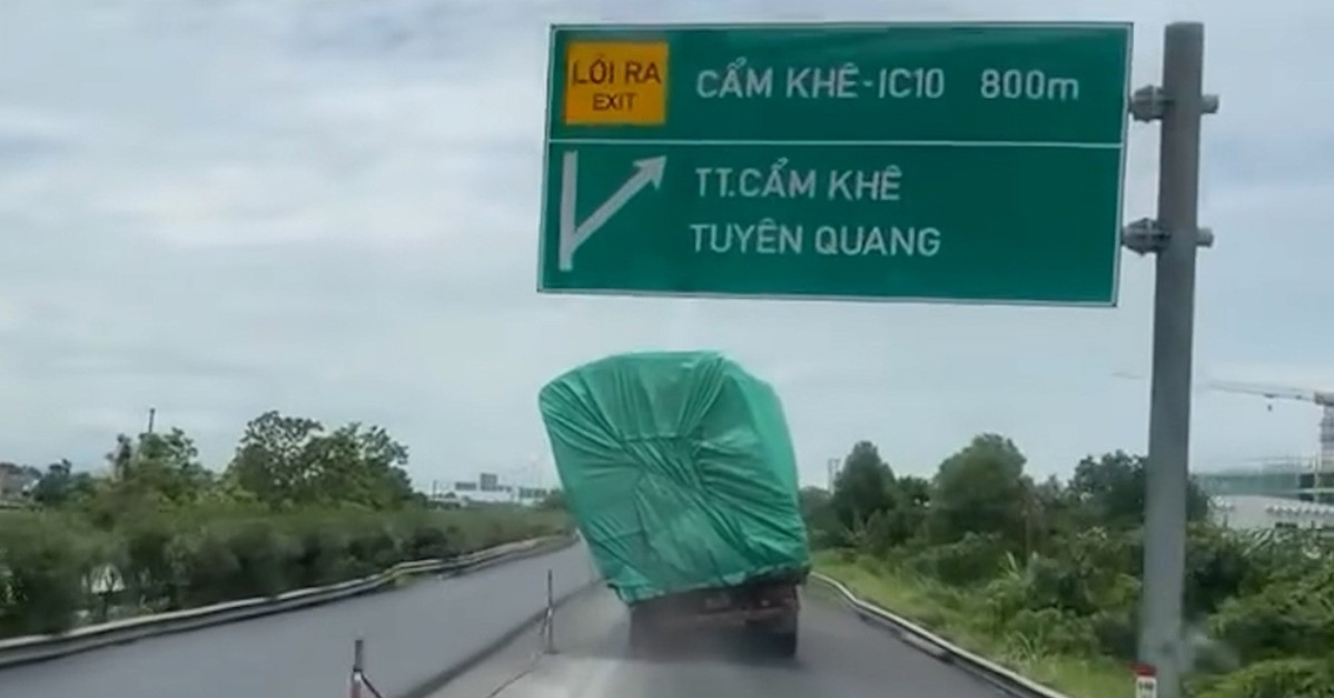 Tài xế điều khiển xe tải chở hàng &amp;apos;như sắp đổ&amp;apos; đi trên cao tốc