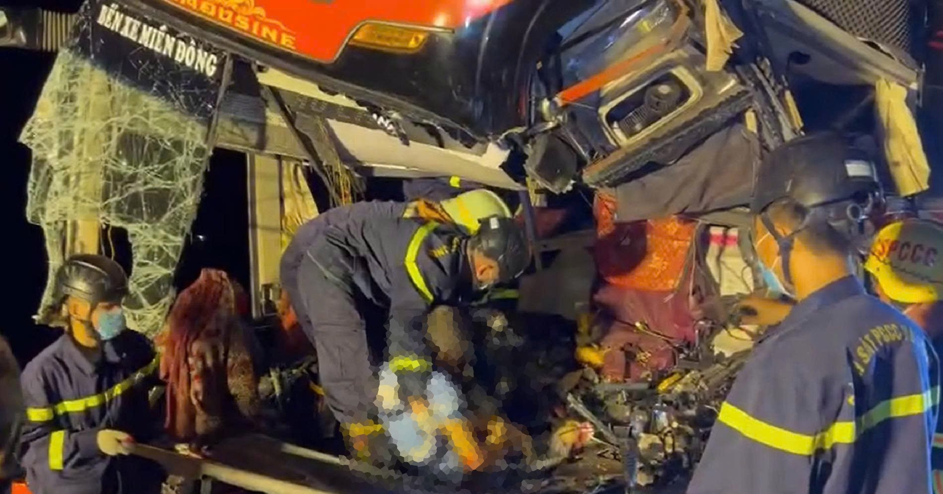 Nghiêm trọng: 16 Hành Khách Bị Thương Trong Tai Nạn Xe Khách 'Nát Bét' Trên Cao Tốc Đà Nẵng - Quảng Ngãi