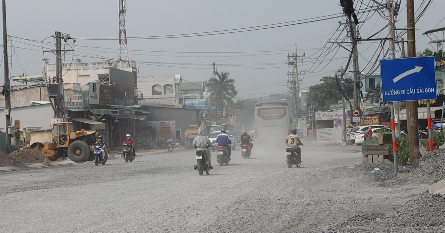TPHCM: Dân mong ngóng đường trăm tỷ sớm hoàn thành sau 10 năm thi công dang dở